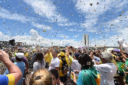 O Governo de Dilma enfrenta uma severa crise política e econômica, em um cenário de alta da inflação e do desemprego, o que aprofunda o mal-estar social do país e desmorona a popularidade da presidenta. Na imagem, protesto em Brasília.