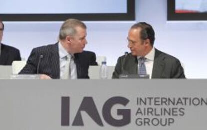 Willie Walsh, consejero delegado de IAG, y Antonio V&aacute;zquez, presidente de IAG