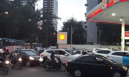 Carros fazem fila de mais de uma hora em posto em Recife.