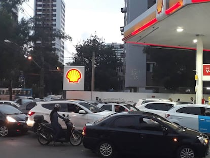 Carros fazem fila de mais de uma hora em posto em Recife.