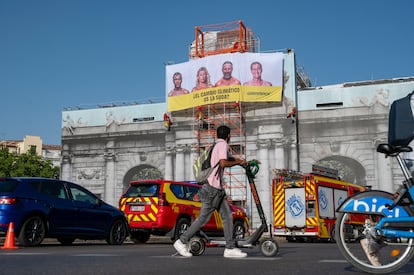 Un transeúnte pasa frente a la Puerta de Alcalá de Madrid, este martes.