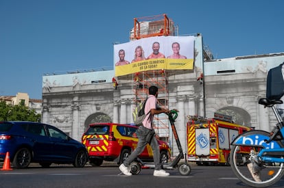 Un transeúnte pasa frente a la Puerta de Alcalá de Madrid, este martes. 
