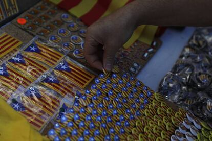 Imanes y pines de la bandera estelada catalana a la venta con motivo de la manifestación.