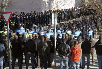 Los compañeros del agente muerto en el su funeral.