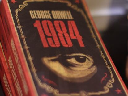 Edições do livro '1984' na Feira do Livro de Hong Kong.