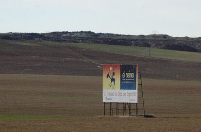 Vista de un letrero que anuncia el proyecto "Reino de don Quijote", un área residencial y de ocio situado a 7 kilómetros de Ciudad Real. Un hotel de cinco estrellas y 812 habitaciones, un centro de convenciones para 2.000 personas, un teatro con 3.000 localidades, un spa de 7.500 metros cuadrados y 9.000 viviendas acompañarían al primer casino en Europa de la sociedad norteamericana "Harrah's", propietaria del Caesars Palace de Las Vegas. La imagen es del 1 de diciembre de 2005. Tres años después se congeló el proyecto sin llegar a poner la primera piedra.