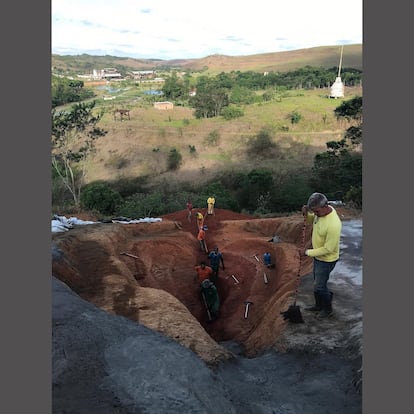 La obra, de 33 m de alto x 16 m de ancho x 6 m de profundidad, está realizada en hormigón cubierto con resina roja brillante.