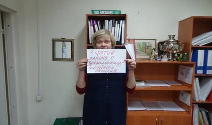 Tatiana Dmítrieva, activista rusa por los derechos de las mujeres, sujeta un cartel para protestar contra la despenalización de la violencia doméstica en Rusia.