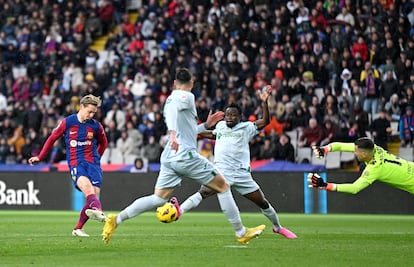 De Jong (izq) dispara para anotar el tercero del partido, esta tarde en Montjuïc (Barcelona).