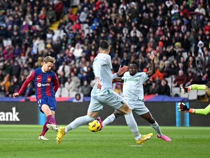 De Jong (izq) dispara para anotar el tercero del partido, esta tarde en Montjuïc (Barcelona).