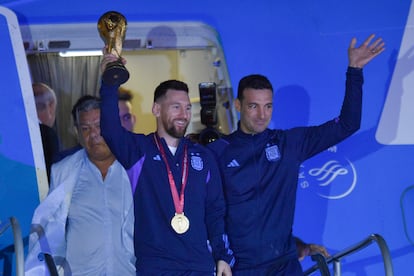 Lionel Messi y Scaloni con la copa eran la primera imagen de la selección argentina de vuelta en Buenos Aires. 