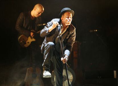 El cantante estadounidense Tom Waits, en un momento de su concierto de anoche en el Kursaal de San Sebastián.