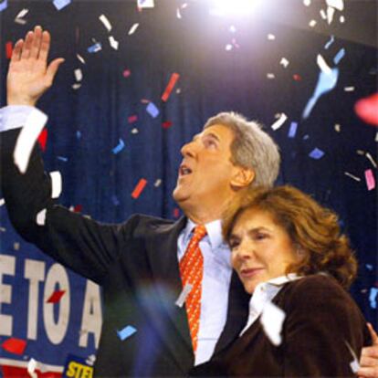 John Kerry con su mujer Teresa Heinz Kerry en Charleston, Virginia.