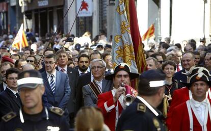 El alcalde de Valencia, Joan Rib&oacute;, con la &#039;senyera&#039;, durante la Procesi&oacute;n C&iacute;vica. 