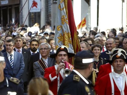 El alcalde de Valencia, Joan Rib&oacute;, con la &#039;senyera&#039;, durante la Procesi&oacute;n C&iacute;vica. 