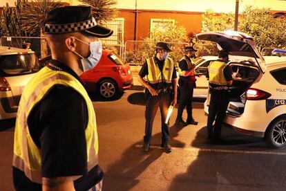 Varios policías con mascarilla, en un control de Alicante.