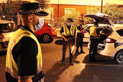 Varios policías con mascarilla, en un control de Alicante.