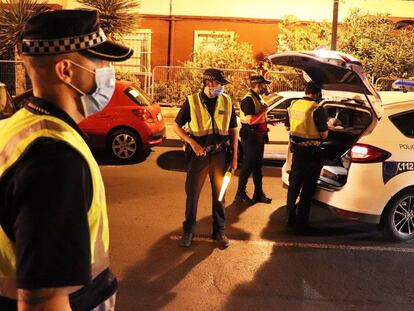 Varios policías con mascarilla, en un control de Alicante.