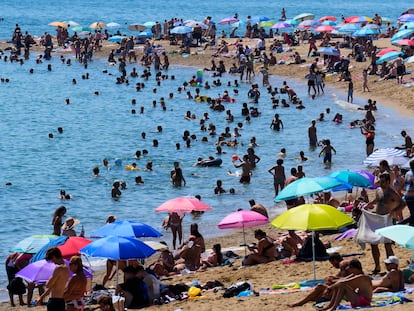 Vista de la playa de la Barceloneta, en Barcelona, este martes.