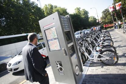 Puesto de bicicletas el&eacute;ctricas en Madrid.