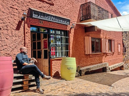 Christian martínez, chef de La Pizarrera, en Madriguera, pueblo rojo de Riaza.