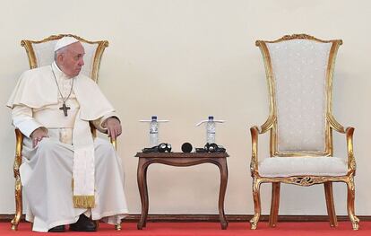 El Papa Francisco observa cómo el presidente de Mozambique, Filipe Nyusi, pronuncia un discurso durante la reunión con las autoridades, la sociedad civil y el cuerpo diplomático, en Maputo.