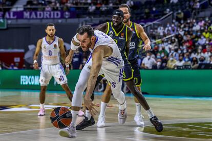 Rudy Fernández intenta salvar un balón ante la mirada de Shayok