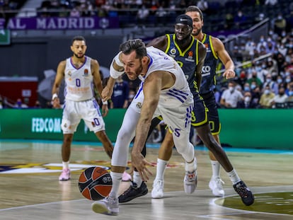 Rudy Fernández intenta salvar un balón ante la mirada de Shayok