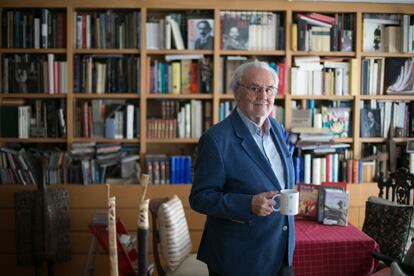 Manuel Gutiérrez Aragón, fotografiado en su casa de Madrid.