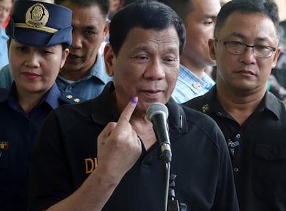 El presidente filipino, Rodrigo Duterte, se dirige a medios de comunicación en un colegio electoral tras ejercer su derecho al voto, este lunes, en Davao.