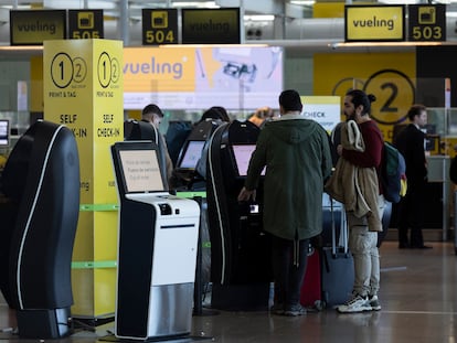 Viajeros en la Terminal 1 del Aeropuerto Josep Tarradellas Barcelona-El Prat.