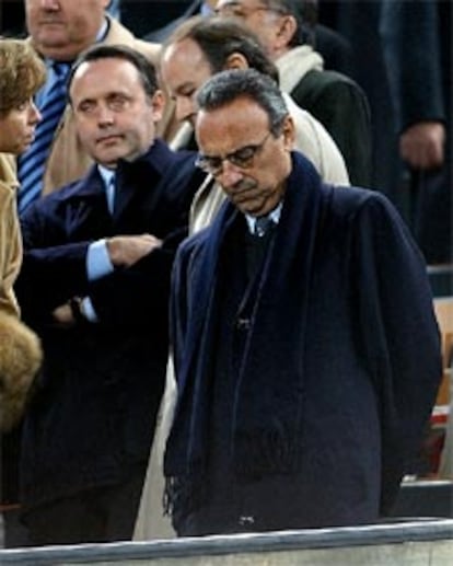 El presidente del F.C.Barcelona, Joan Gaspart , y el vicepresidente, Joan Castells,  al finalizar el partido de liga disputado hoy en el Camp Nou de Barcelona.