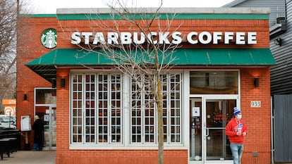 Un cliente sale de un Starbucks ubicado en Buffalo, Nueva York.