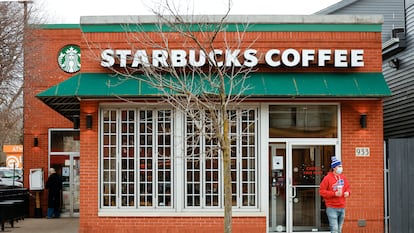 Un cliente sale de un Starbucks ubicado en Buffalo, Nueva York.