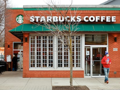 Un cliente sale de un Starbucks ubicado en Buffalo, Nueva York.