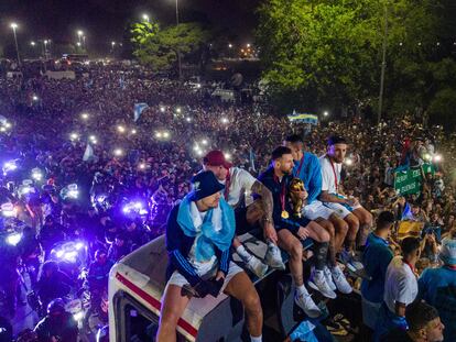 Los jugadores argentinos, en el autobús descapotable de la celebración del Mundial, el pasado martes en Buenos Aires.