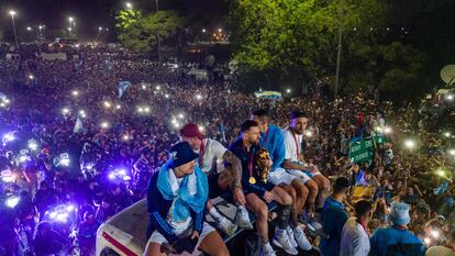 Los jugadores argentinos, en el autobús descapotable de la celebración del Mundial, el pasado martes en Buenos Aires.