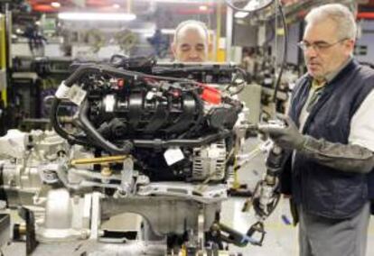 Trabajadores de la cadena de montaje de la factoría que GM España tiene en Figueruelas (Zaragoza). EFE/Archivo