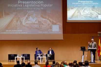 José Luis Belmonte (i), uno de los promotores de la Iniciativa de Legislativa Popular durante la presentación de este lunes en Valencia.
