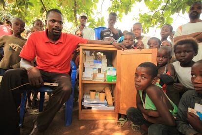Un médico voluntario da asistencia primaria y receta medicamentos en un poblado de República Democrática del Congo.