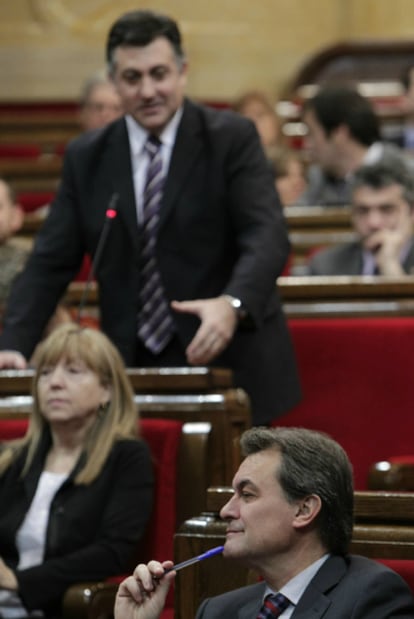 Mas escucha a Puigcercòs en el Parlamento catalán.