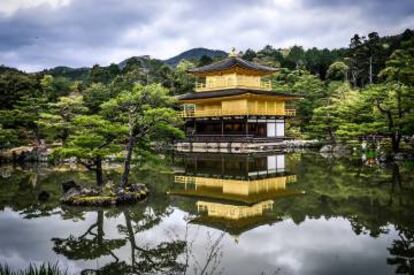 Jardín del templo de Kinkaku-ji (Pabellón dorado) en Kioto.