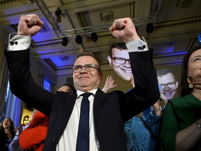 El conservador Petteri Orpo celebra los resultados electorales este domingo, en Helsinki.