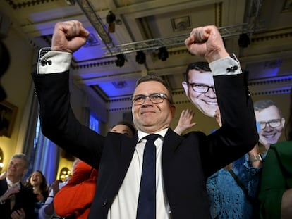 El conservador Petteri Orpo celebra los resultados electorales este domingo, en Helsinki.