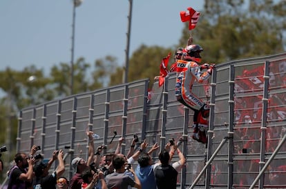 Márquez celebra la victoria con el público español.