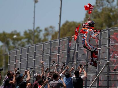 Márquez celebra la victoria con el público español.