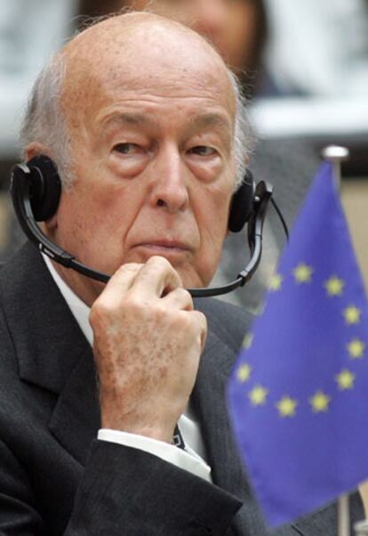 Giscard d&#39;Estaing sigue el debate celebrado ayer en el Budesrat alemn.