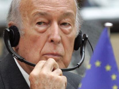 Giscard d'Estaing sigue el debate celebrado ayer en el Budesrat alemán.