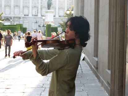 Aaron Lee toca junto al Teatro Real de Madrid.