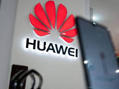 El Ministerio de Defensa prohíbe a sus trabajadores el uso de dispositivos Huawei (y la compañía responde)